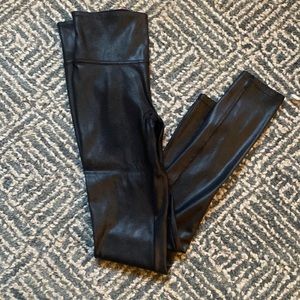 Spanx“leather” looking leggings. Shiny black size S. Worn a few times.